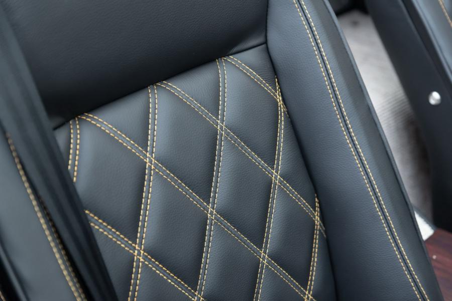 Детали интерьера Morgan Plus Six LE60 Limited Edition 2020 года  (фото 3 из 21)